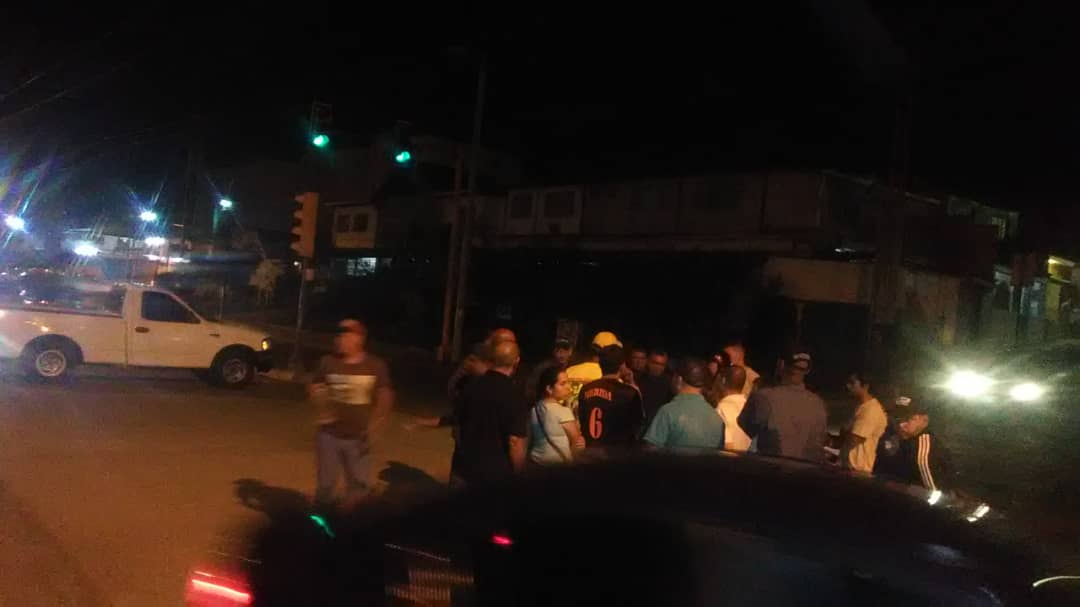 leoperiodista's tweet photo. #18May  Atención.. Conductores en cola desde syer cierran la Avda Centenario de #Ejido en protesta para exigir combustible y denunciar el abuso de los efectivos militares en meter vehículos que no estaban en la misma..9pm https://t.co/xm0zYFNT9R