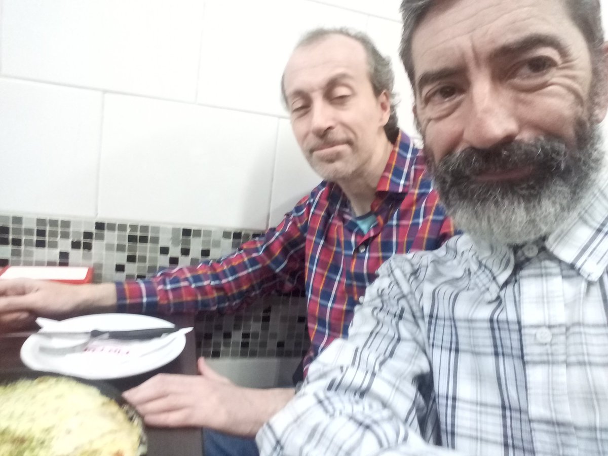 CIRUJANOMB's tweet photo. Comiendo una pizza en #PinPun con el amigo #DR en Almagro y hablando de #SanLorenzo. https://t.co/7UVRPLdNdL