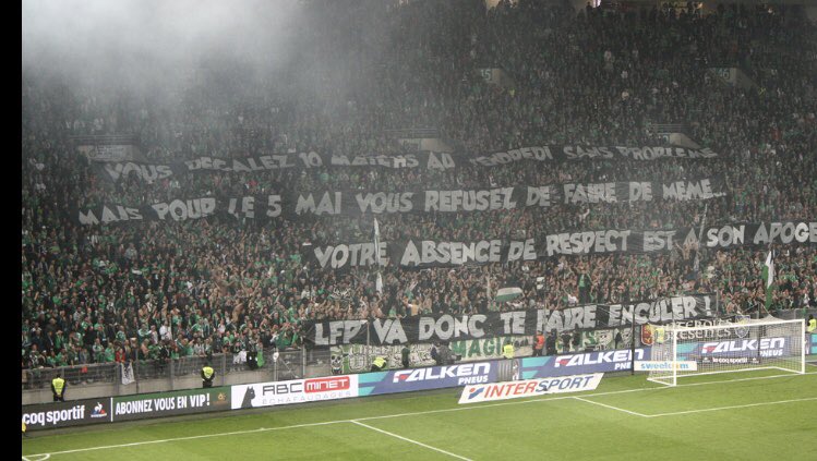 Fasoso42's tweet photo. Ambiance, torches, messages. Ce soir c’était la complète mesdames et messieurs.
Le football ça doit être ça Plus des parcages remplis et pas les stades aseptisés qu’on veut nous vendre. 
Vive notre football, vive le football populaire.
#LibertePourLesUltras
#NonAuFootballBusiness https://t.co/5L3QMxxvpY