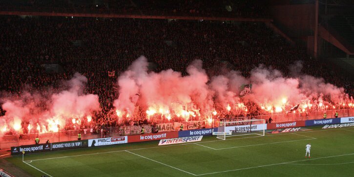 Fasoso42's tweet photo. Ambiance, torches, messages. Ce soir c’était la complète mesdames et messieurs.
Le football ça doit être ça Plus des parcages remplis et pas les stades aseptisés qu’on veut nous vendre. 
Vive notre football, vive le football populaire.
#LibertePourLesUltras
#NonAuFootballBusiness https://t.co/5L3QMxxvpY