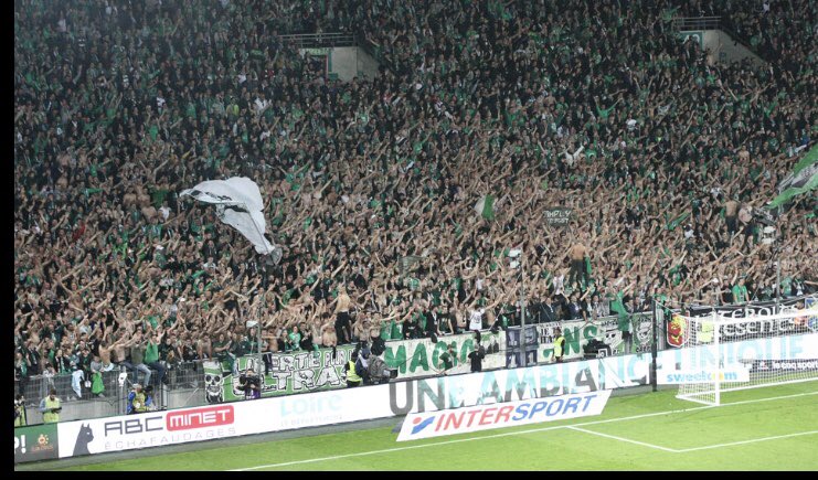 Fasoso42's tweet photo. Ambiance, torches, messages. Ce soir c’était la complète mesdames et messieurs.
Le football ça doit être ça Plus des parcages remplis et pas les stades aseptisés qu’on veut nous vendre. 
Vive notre football, vive le football populaire.
#LibertePourLesUltras
#NonAuFootballBusiness https://t.co/5L3QMxxvpY