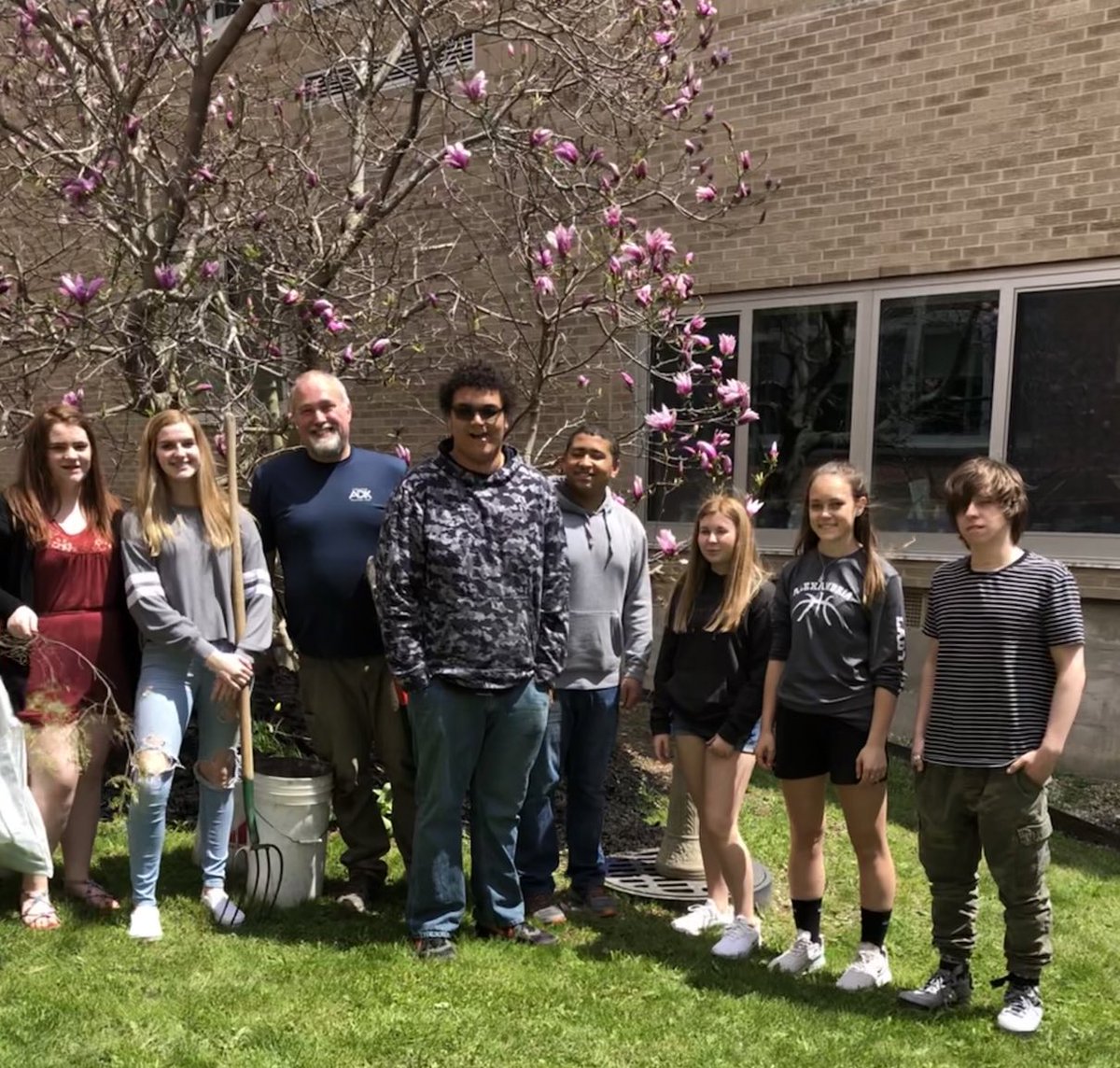 LMS1007's tweet image. Thank you to Matt Greene and his students for sprucing up our courtyard! @ACSDghosts @KylieMorgia  @clapperadmin @saintadmin