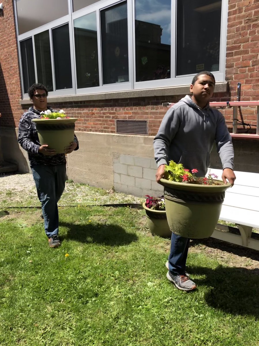 LMS1007's tweet image. Thank you to Matt Greene and his students for sprucing up our courtyard! @ACSDghosts @KylieMorgia  @clapperadmin @saintadmin