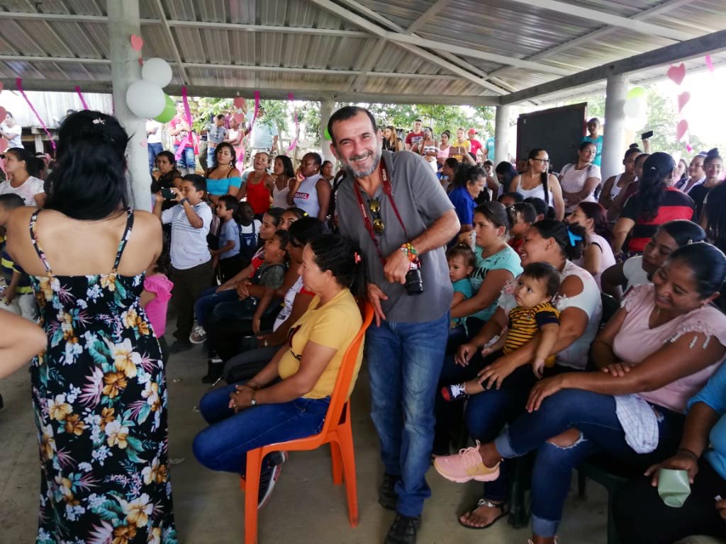 BMM_FARCEP's tweet photo. Ayer en carrizal se celebro el dia de la madre con la participación del @ejercito, @policia, la casa de la cultura del municipio de Remedios y el partido @Farc. Allí se desarrolló bailes, rifas, cantos y recital de poesia  conmemorando a las Madres luchadoras. https://t.co/Bv2FoiLohG