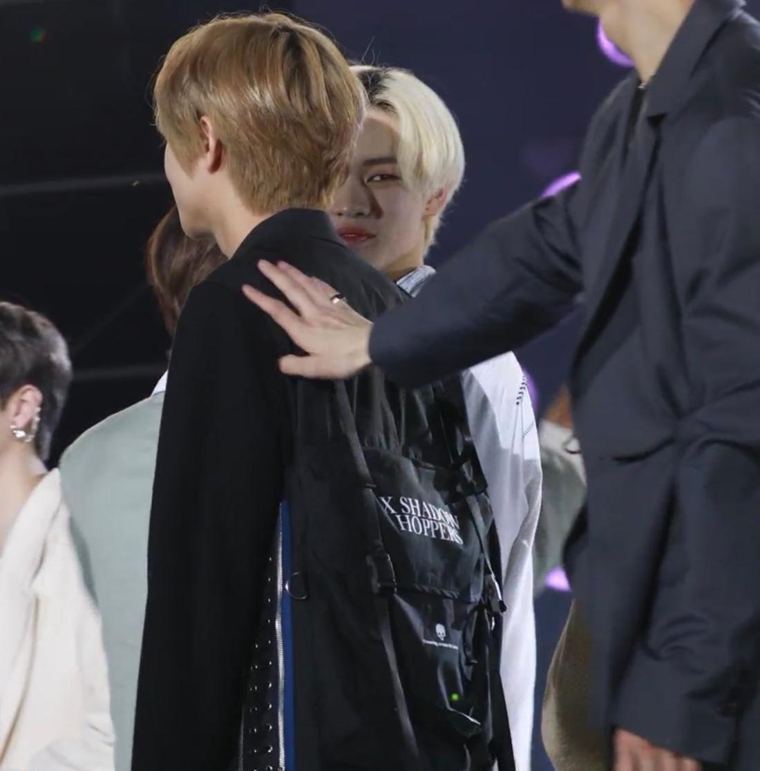 ((here are more pics of jun talking to renjun because these things only happens every once in a blue moon so i'm not gonna get over this THAT quickly)) (pic cr. purism_323)