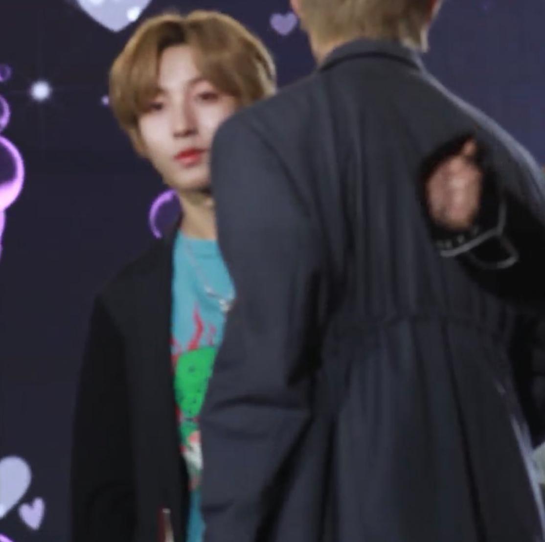 ((here are more pics of jun talking to renjun because these things only happens every once in a blue moon so i'm not gonna get over this THAT quickly)) (pic cr. purism_323)