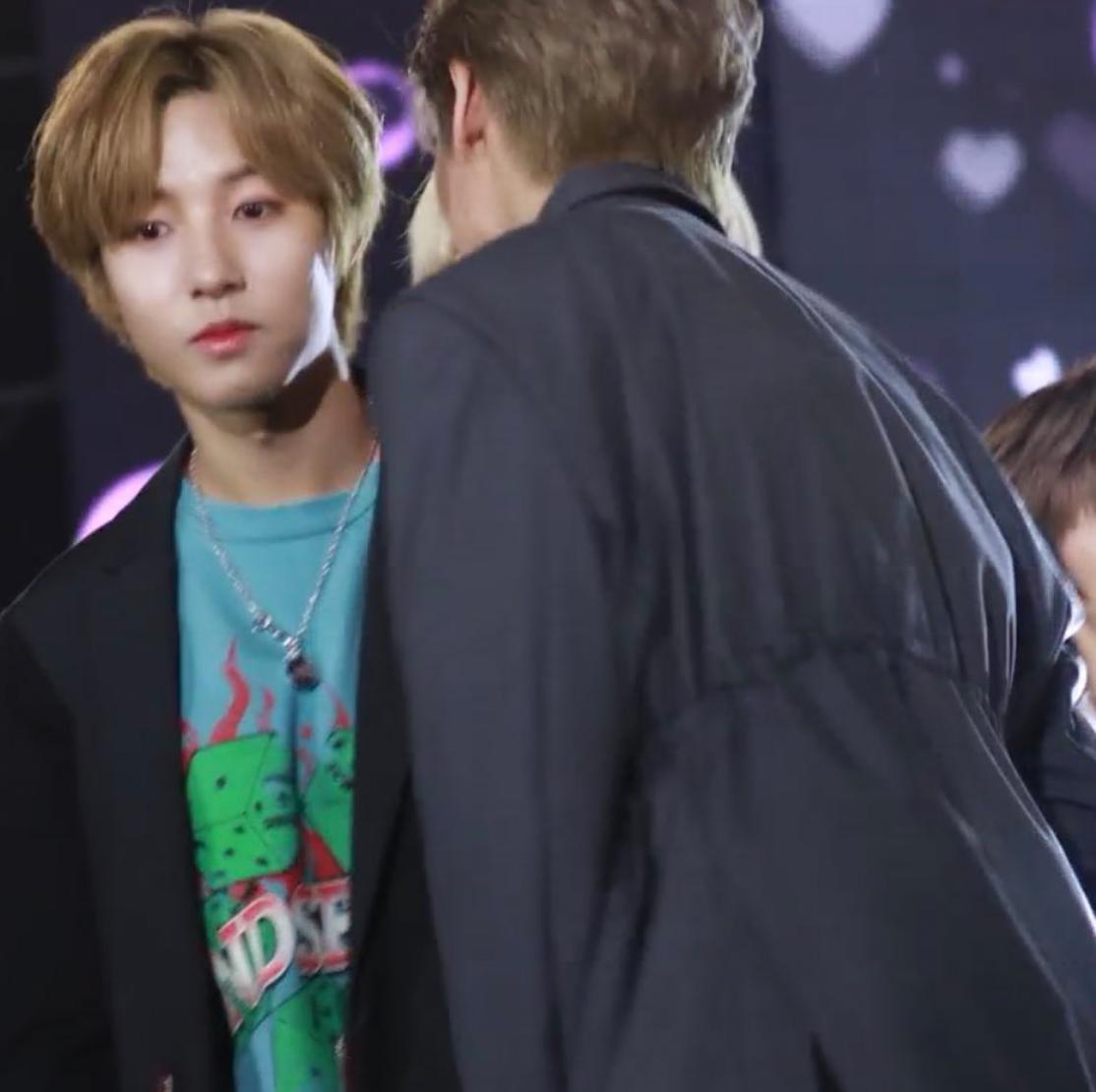 ((here are more pics of jun talking to renjun because these things only happens every once in a blue moon so i'm not gonna get over this THAT quickly)) (pic cr. purism_323)