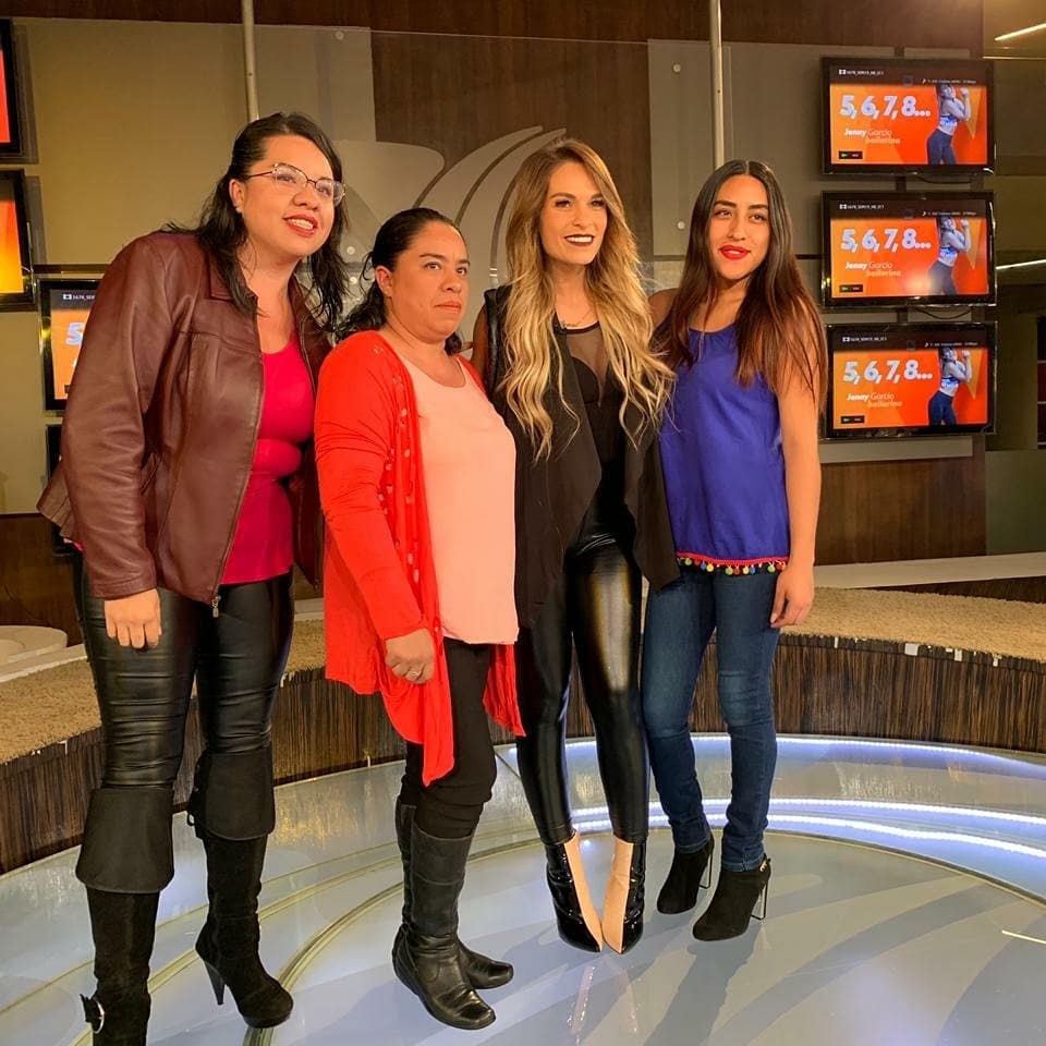 promoespacio's tweet photo. Promo Espacio presente en la #ArenaCiudadDeMéxico con @jennygarciavla en el concierto de #EdithMárquez 👌 #MuyPromo https://t.co/3AVyYLPXD1