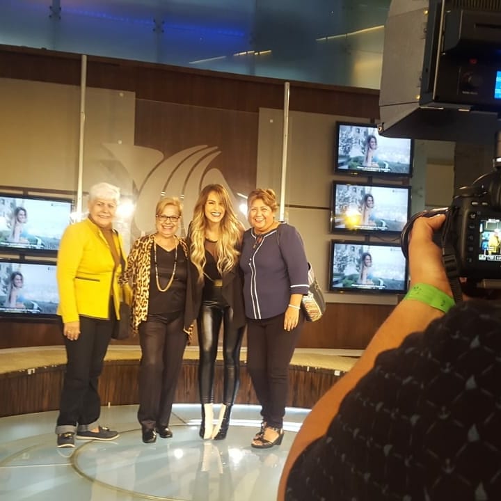 promoespacio's tweet photo. Promo Espacio presente en la #ArenaCiudadDeMéxico con @jennygarciavla en el concierto de #EdithMárquez 👌 #MuyPromo https://t.co/3AVyYLPXD1