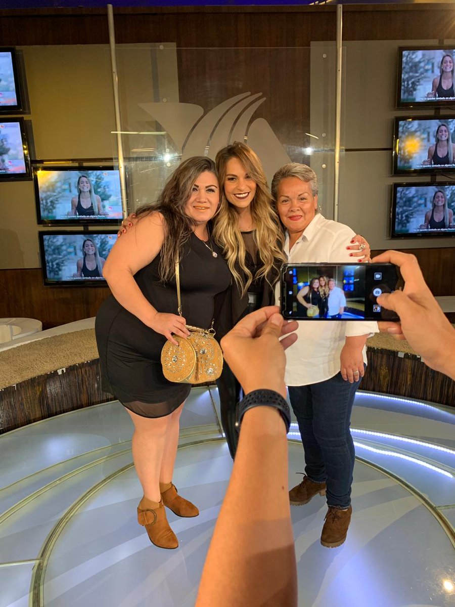 promoespacio's tweet photo. Promo Espacio presente en la #ArenaCiudadDeMéxico con @jennygarciavla en el concierto de #EdithMárquez 👌 #MuyPromo https://t.co/3AVyYLPXD1