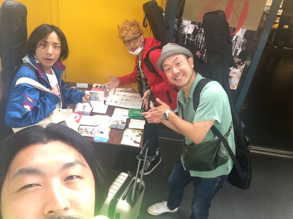 TheDaijobus's tweet photo. タワーレコード下北沢店にて、フリーサンプラー置かせていただきました!
30枚限定で置いてありますので、お近くの方はぜひお手に取りください。
今日も下北沢でライブ、フライヤーも入れておきましたのでぜひライブへ足を運んでくださいね!
#タワレコ下北 #freesampler #theだいじょぶズ https://t.co/KmYyRLnnlE