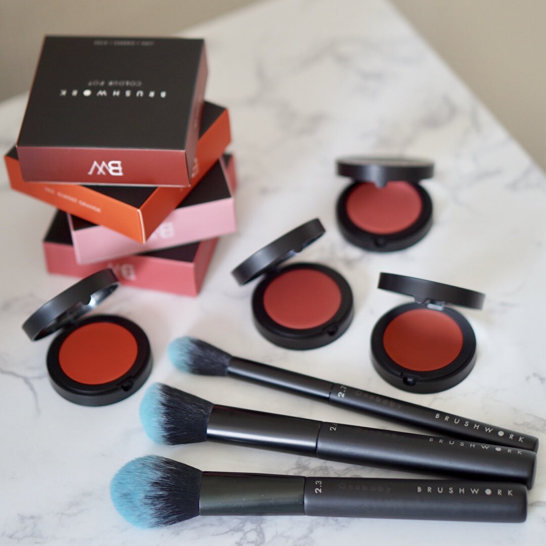 RealOnnbaby's tweet photo. BRUSHWORK ออก Color Pot ที่ใช้ได้ทั้งตา แก้ม ปากมา มี 4 สี โทนธรรมชาติ พร้อมกับเซ็ตแปรง Sculpting 3 ชิ้น จะบอกว่าแปรงแป้ง 2.7 ดีมากกก ใช้ปัด Color Pot หรือบลัชออนธรรมดาก็สวย ตัว Color Pot สีแน่น ใช้แปรงแท็ปๆแล้วละมุน ส่วนแปรงก็ขนนุ่ม ไม่กินสี แต่จิกสีดี ไม่บาดหน้า #howtoperfect https://t.co/Jgm4V2aXjR