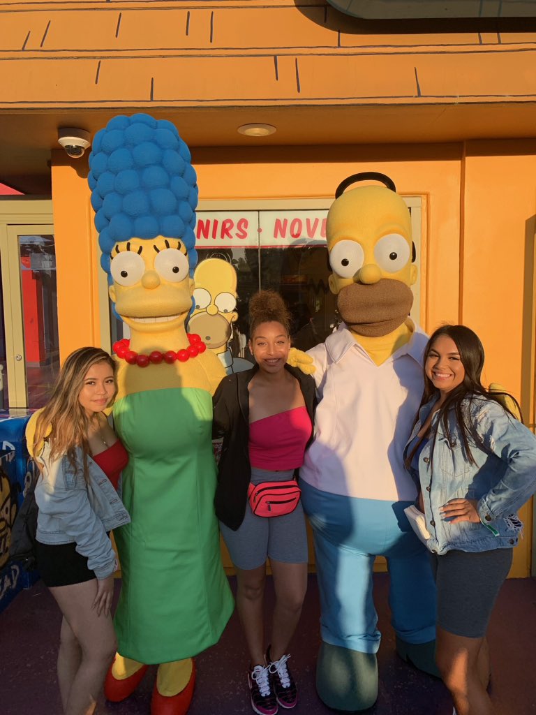 tayellen_'s tweet photo. grad night w my boosππ#GradBash2k19 https://t.co/vJD5lh4BRx