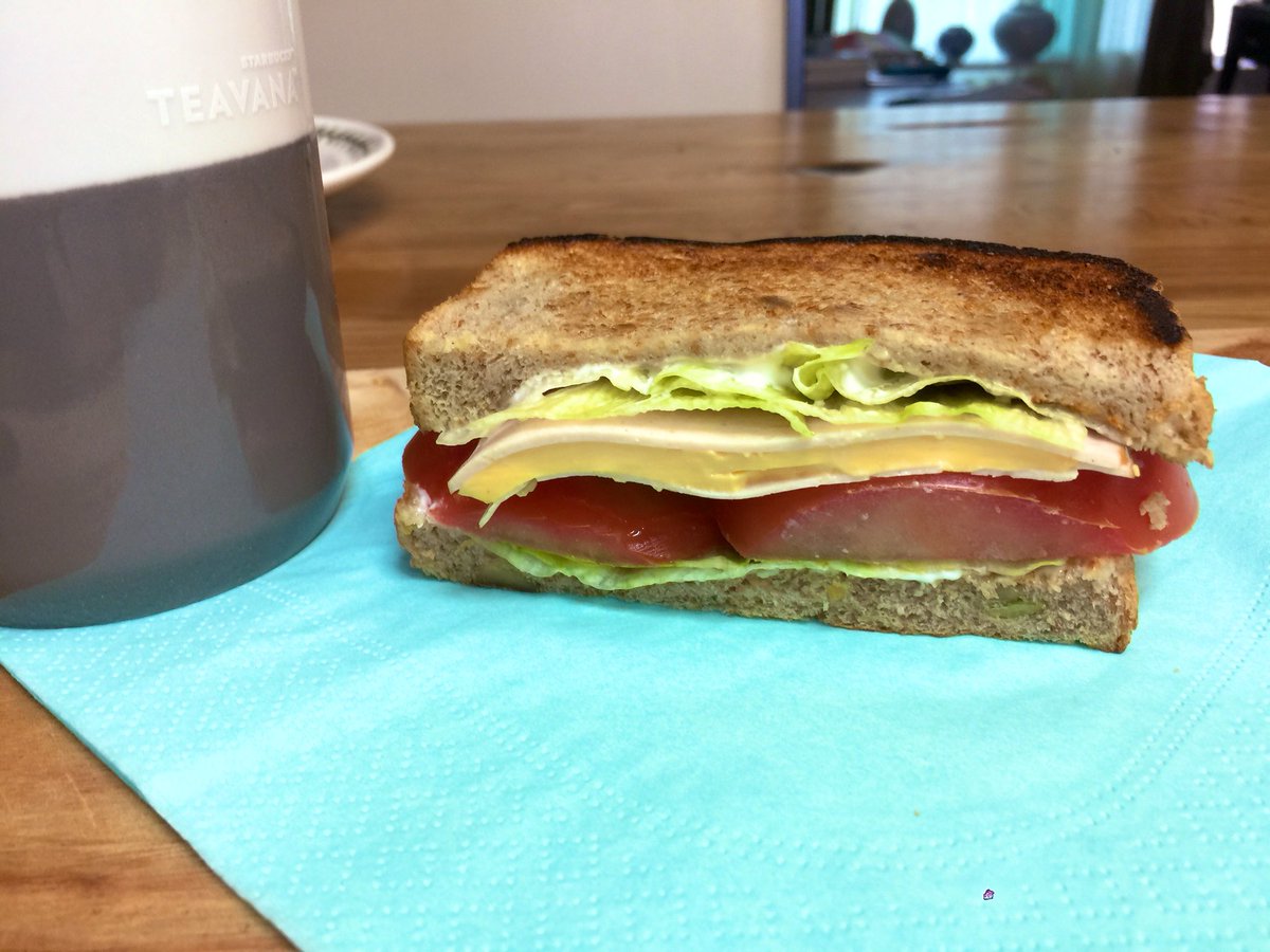 휴일이니 간단하게 빵 먹자고,
재료 펼쳐놓고 남푠 샌드위치
만드는 거 알려줬더니 꼼꼼이
성격대로 잘만들었다.

아, 이제 혼자두고도 나 홀로
여행할 수 있겠네,상상으로도
즐겁다.