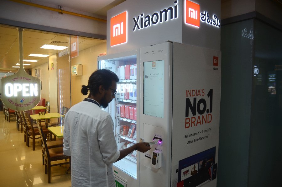 China Xinhua News på Twitter: "1st Mi Express Kiosk, installed at Manyata Tech Park in Bengaluru, allows users to purchase #Xiaomi smartphones, mobile accessories without human interaction… https://t.co/pxV3BaJtLq"