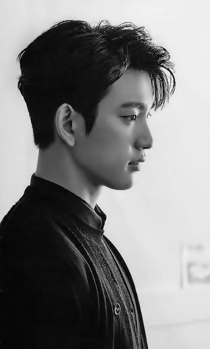 ㅤㅤ
ㅤㅤ   Bulan rela dikekang malam
ㅤㅤBumi rela digenggam semesta
ㅤㅤ Tak ada bedanya dengan hati
ㅤㅤ Diizinkankah dimiliki olehmu?

          .       .       .       .       .       .      .      .