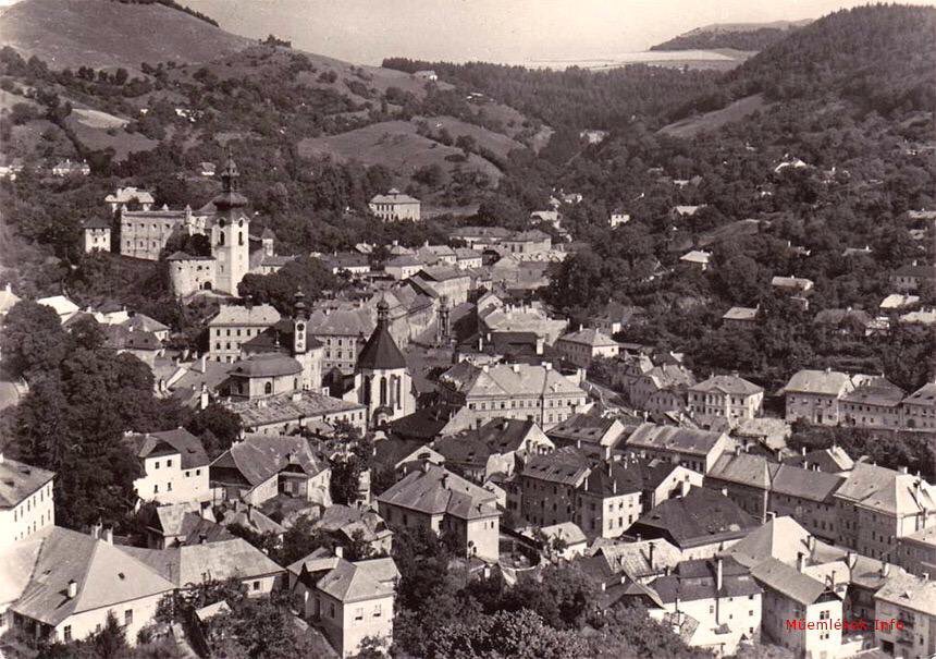 RegiKepek's tweet photo. Selmecbánya, #Felvidék (former Upper #Hungary) - once an important mining town in the Kingdom of Hungary | now Banská Štiavnica in central #Slovakia after annexation at #Trianon.

Hungarian population:
1910 (pre-Trianon): 6340 or 42%
1921 (post-Trianon) 660
2012: 35

#Hungarian https://t.co/JX7cx980hI