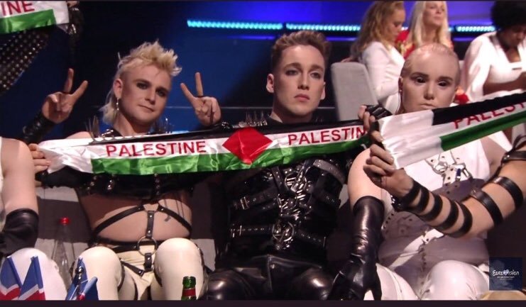 TahaMetinALTAY's tweet photo. Eurovision'dan önceki röportajlarında bir şeylerin geleceğini belli etmişlerdi. Şarkıları sırasında bekledim ama son dakikalarda yaptılar yapacaklarını. Hiç de beklemediğim bir şekilde. Ayrıca şarkısı en sevdiklerimden biriydi. Gerçekten çok güzel hareket. #Hatar Hatrið mun sigra https://t.co/TXRku409bg
