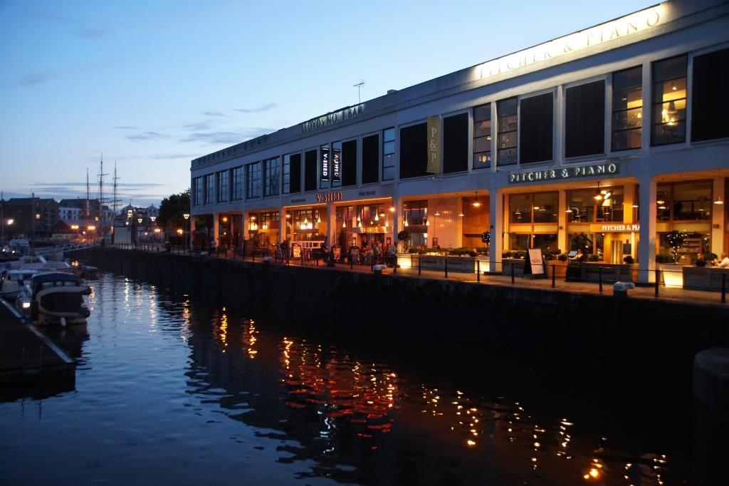 Harbour Side at night ~ Bristol, UK itchyfeetsblog.wordpress.com/2019/05/19/har…