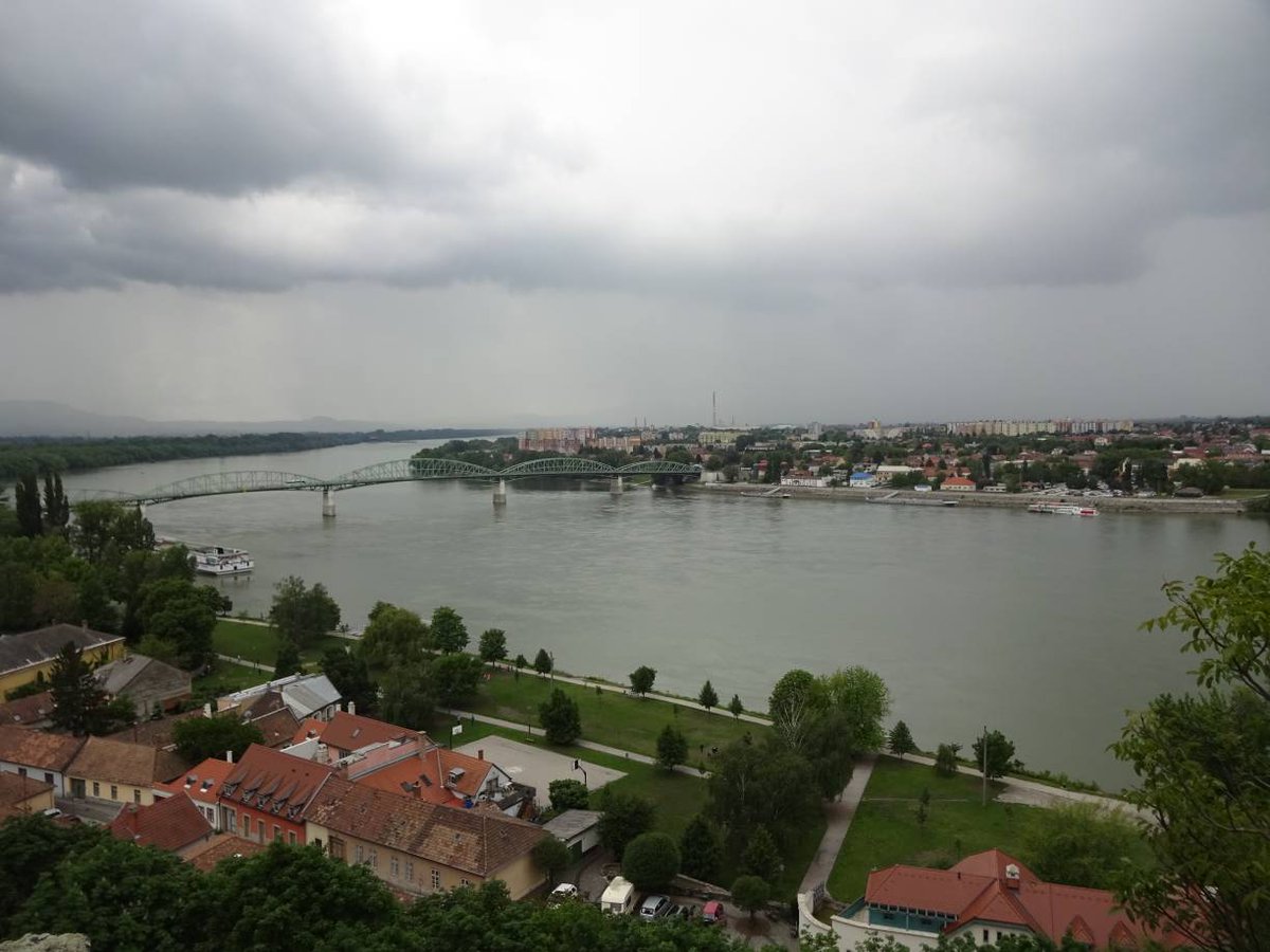 AndreaGerak's tweet photo. 🇬🇧 Sometime last week. At last, now I managed to get SOME of the photos and videos out of my camera...
#UtazásDallal #TravelWithASong #Esztergom #Hungary
@utazasdallal #GerákAndrea #AndreaGerak #utazás #travel #Magyarország #Slovakia #Slovensko #visitSK #Stúrovo
#visitHU https://t.co/pWfxsoEyan