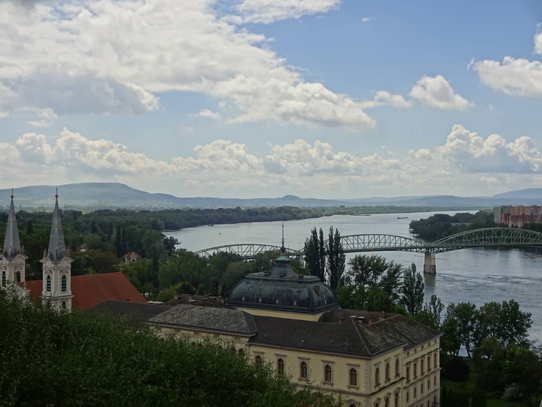 AndreaGerak's tweet photo. 🇬🇧 Sometime last week. At last, now I managed to get SOME of the photos and videos out of my camera...
#UtazásDallal #TravelWithASong #Esztergom #Hungary
@utazasdallal #GerákAndrea #AndreaGerak #utazás #travel #Magyarország #Slovakia #Slovensko #visitSK #Stúrovo
#visitHU https://t.co/pWfxsoEyan