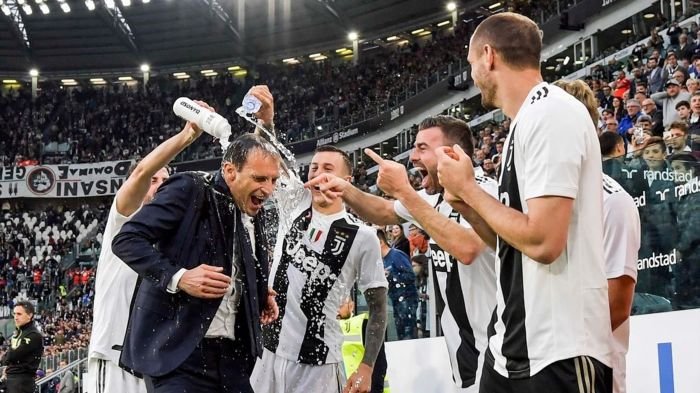 JuventusIndia's tweet photo. ๐ Scudetto Celebrations
๐ Lega Serie A Matchday 37
โฐ Midnight | 00:00 P.M. IST
๐ Allianz Stadium, Turin, Italy
๐ก Sony Ten Networks
#JuveAtalanta #SerieA #Scud8tto
#JuveIndia #Juve โช๏ธโซ
#FinoAllaFine #ForzaJuve #AvantiJuve https://t.co/gNT1yViK9T