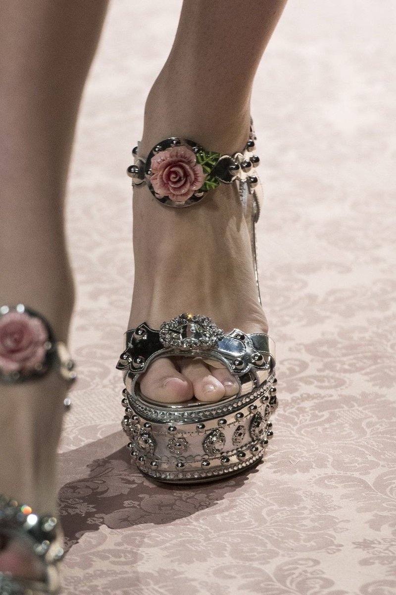 BSpinozzi's tweet photo. ♥️D&G♥️ So chic!
#DGDNA #DGSS19 #mfwSS19 #DGDevotionBag #DGBijoux #DGHairstyle #DGGirlSS19 #DGWomenSS19 #DGStyle #DolceGabbana @dolcegabbana #DomenicoDolce #StefanoGabbana #lamodaèbellezza #lamoreèbellezza
https://t.co/itznIFUWny
bacheca su Pinterest... https://t.co/L2a5ZRR393 https://t.co/pctbdyOP2i
