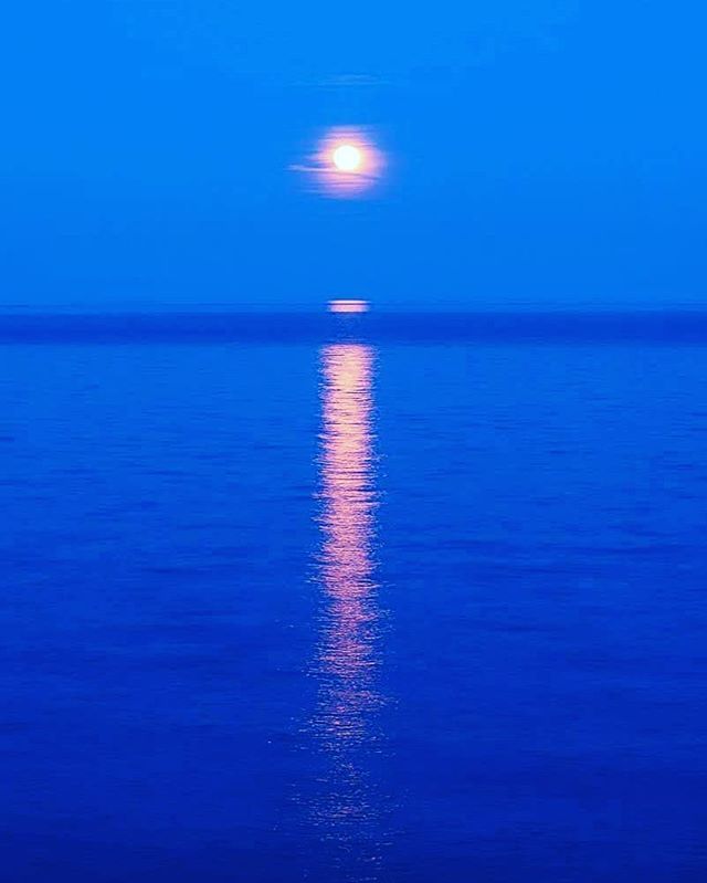BindiMichele's tweet photo. dawn of the moon #photooftheday  #photoofday  #moon #photooftheday #photographer #dawn #foto #cool #amazing #TagsForLikes #TFLers  #instagood #trip #holiday #sea  #art_bind #vacanze #viaggi #mare #mer #sunset #alba #sunrise https://t.co/4aQ5WyRXjJ https://t.co/P7EzZM0WB4