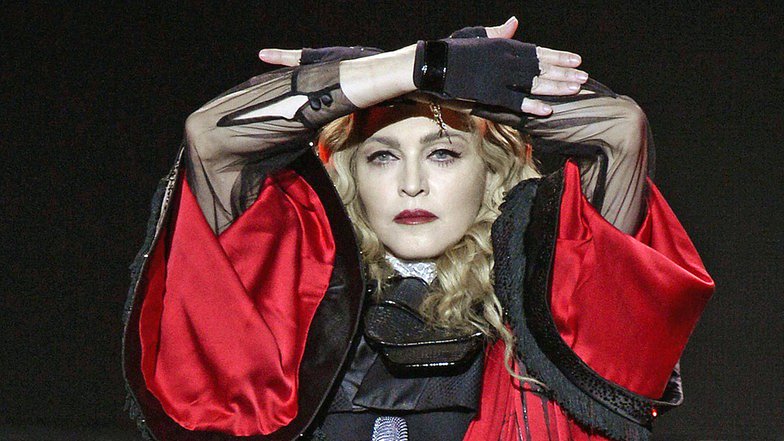 playfmnl's tweet photo. Madonna krijgt de volle lading! #madonna #esf #esf19 #esf2019 #nieuws #news #playfm #playfmnl 
https://t.co/ujcnhQG7qH https://t.co/0E9ETdlrNu