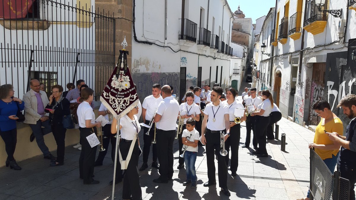¡Buenos días!ya estamos formados para recibir en la puerta de Santo Domingo el paso de la Cruz de Mayo de nuestra Hermandad <a href="/Salud_Estrella/">Franciscana Hermandad Salud y Estrella</a> <a href="/GJ_Salud/">GJ Salud y Estrella</a>