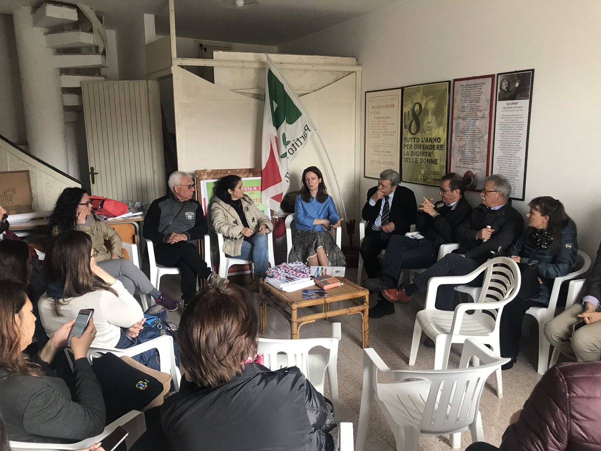 GeriBallo's tweet photo. Ad #Andrano #domenica mattina nel circolo #pd parliamo di #Europa come difenderla e rilanciarla per arrivare agli Stati Uniti d’Europa. #No a chi vuole solo la sua distruzione. @matteosalvinimi aizza le folle zittisce chi protesta e vuole silenziare la stampa. Cosa vi ricorda ? https://t.co/LjkZHYDS8K