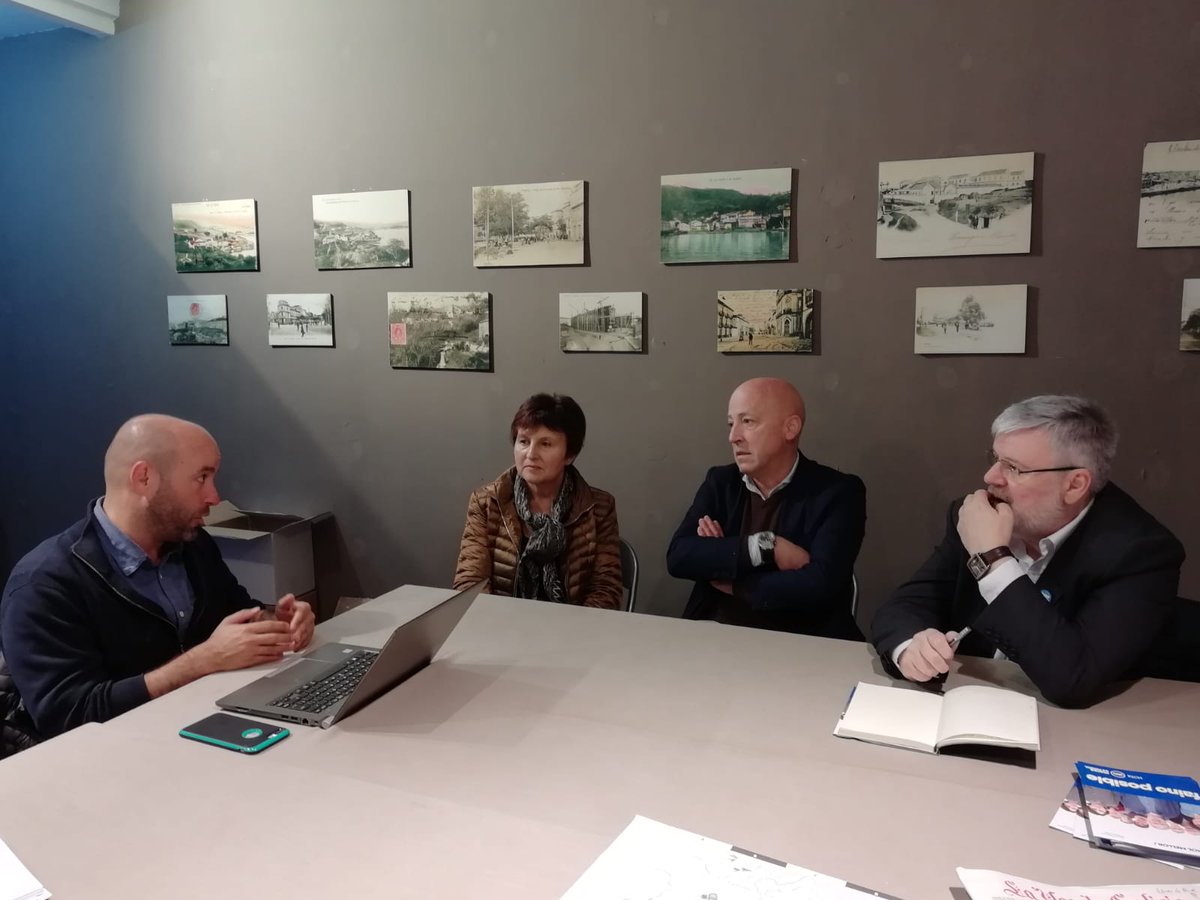 FerrolMarea's tweet photo. Marea de Ferrol con Luís Villares, no Mercado da Magdalena e co Centro Comercial Aberto.
https://t.co/SJk7kCWXKl https://t.co/NEkXXmWIVg