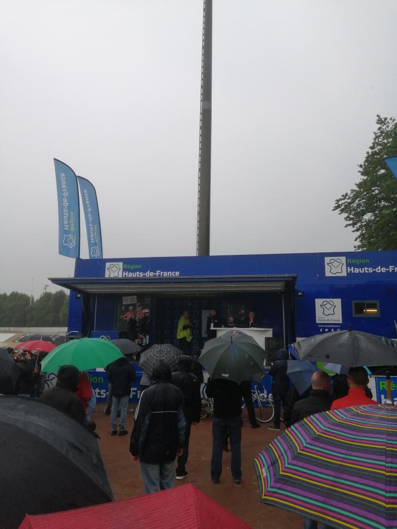 GDael's tweet image. Vainqueur d'une étape cette année, Bryan Coquard vient saluer un public clairsemé.
#4joursdedunkerque