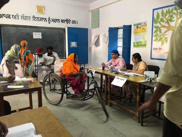 TheCEOPunjab's tweet photo. PWD Volunteers and voter facilitated in Raikot 

#LokSabhaElections2019 #Phase7 #VotingRound7 #GotInked #GoVote #govote2019 #CEOPunjab
#AccessibleElections #DeshKaMahaTyohaar @socialpwds @ncpedp_india @SakshamTrust @samarthyam @senseindia @Svayam_India 
@PIB_India @PIBHIndi https://t.co/yofmnBrxzp