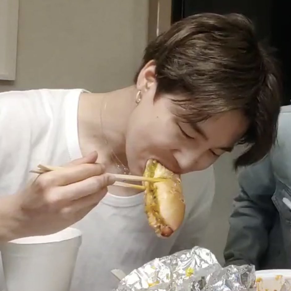 ArmyOfSeokJin's tweet photo. ที่มีคนเคยพูดว่า "คนเกาหลีจะกินทุกอย่างด้วยตะเกียบ" ☺️☺️ https://t.co/4Wbxpu1gUX