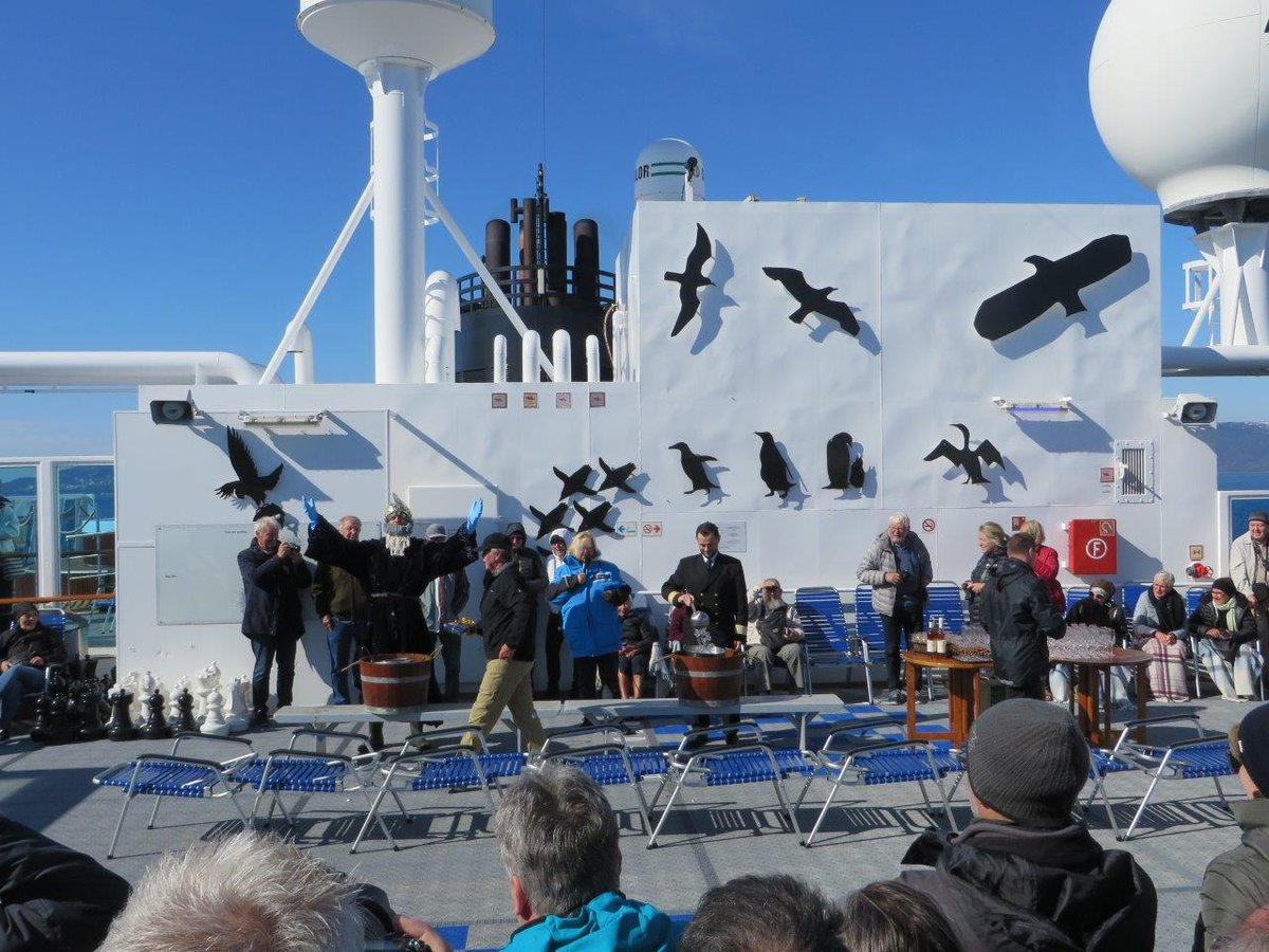 travelandreturn's tweet photo. Polartaufe durch Neptun höchstpersönlich, an Bord der MS Midnatsol. In Arktischen Gewässern fahrend bei schönstem Wetter. #hurtigruten #msmidnatsol #polartaufe #polarcircle https://t.co/sGw4FJUxJp