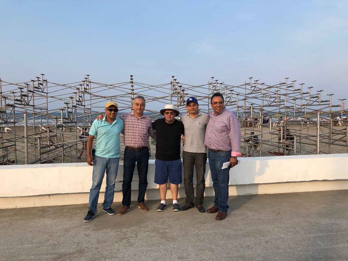 Cisneros_Victor's tweet photo. La instalación de gradas del @SalsaFest_Ver ha comenzado, y el equipo de @RTVVeracruz realiza scouting para trasmitir todos los detalles de esta magna fiesta. https://t.co/rMf0DuKYVQ