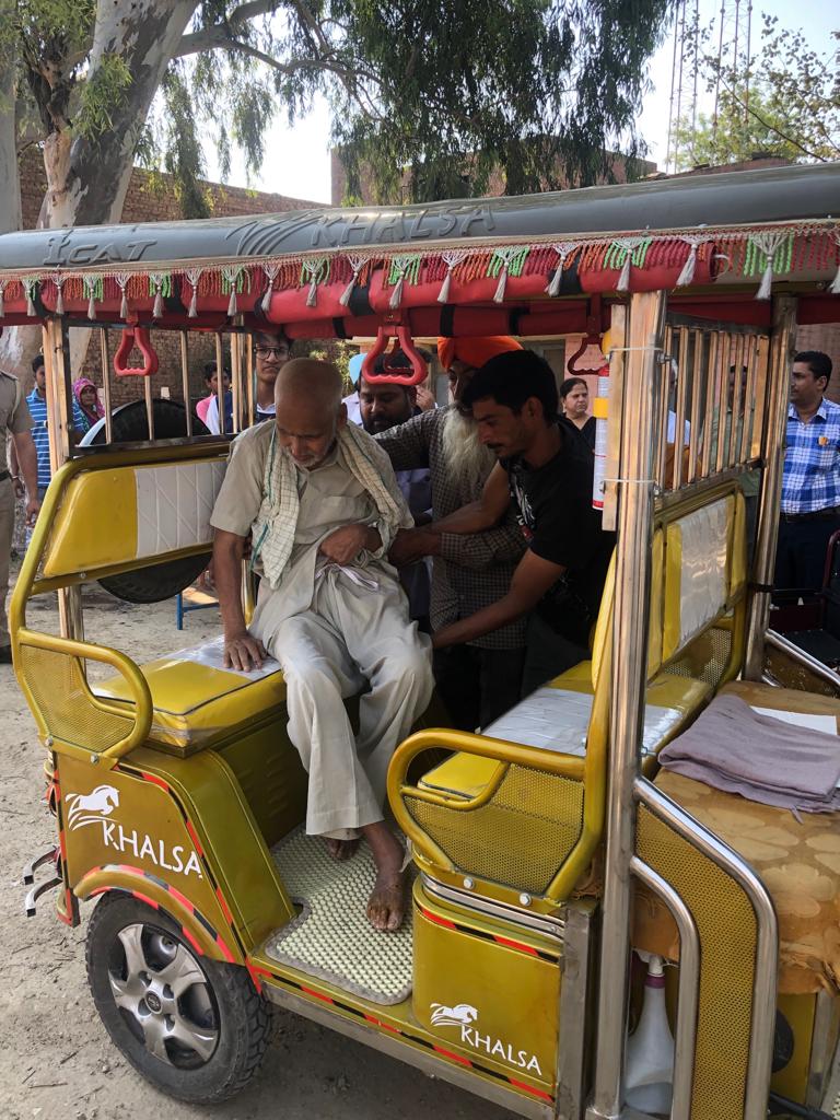 TheCEOPunjab's tweet photo. PwD voters being facilitated at polling booths
#LokSabhaElections2019 #Phase7 #VotingRound7 #GotInked #GoVote #govote2019 #CEOPunjab
#AccessibleElections #DeshKaMahaTyohaar @socialpwds @ncpedp_india @SakshamTrust @samarthyam @senseindia @Svayam_India 
@PIB_India @PIBHIndi https://t.co/C0DqBR37pM