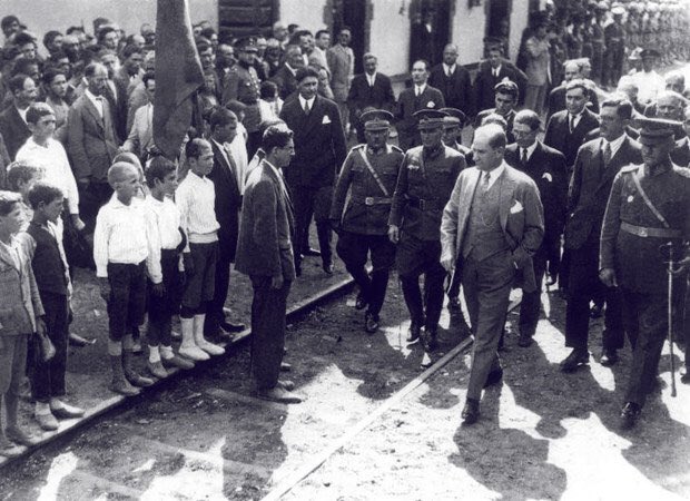 pozitiftimes's tweet photo. ++ “Geleceğin ümidi, ışıklı çiçekleri gençlerdir. Bütün ümidim gençliktedir.” - Mustafa Kemal Atatürk

+ + 19 Mayıs Atatürk’ü Anma, Gençlik ve Spor Bayramı kutlu olsun.  #pozitiftimes https://t.co/CT6VicfTGo