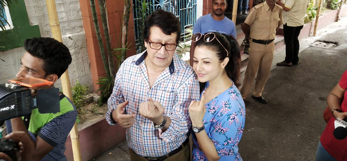 news18dotcom's tweet photo. Veteran actor Ranjit Mallick and daughter @YourKoel cast their vote in Kolkata today. 

#VotingRound7 #ElectionsWithNews18 
#LokSabhaElections2019 

Follow live updates here:
https://t.co/xgDvufItWv https://t.co/xPm7kdrm3o