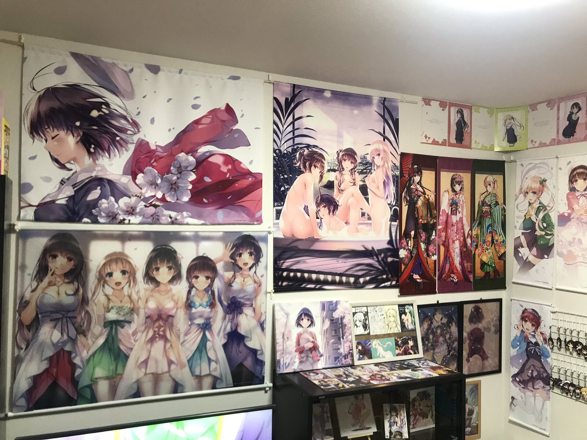 Kon コン 冴えカノ部屋の模様替えとグッズ整理終わった ヽ 何とか思った通りにまとめられました リビングとキッチンの間にカーテンつけて間仕切したのが今回こだわったところかな またタペとかグッズ増えたら次は寝室の模様替えしよう 笑 痛