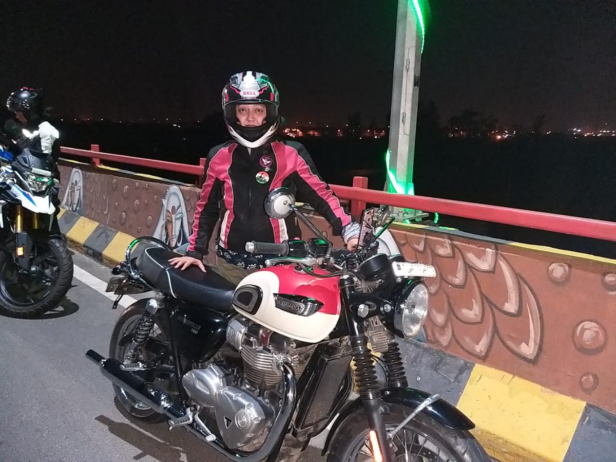Last night's ride 2 celebrate 3rd anniv of the Women's International Motorcycling Association. Started from Vijay Chowk, rode to the end of the loooooong Hindon flyover, ended at The Treat, Dilli. Got home 2 Ggn at 2.30am. Hah! Summer night rides r SO glorious