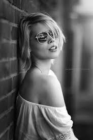 Issız bir ıstırabın içinde
Karanlığa doğru pare pare yitmekteyiz.
Ölüm fışkırırken ufuk
Aç bir çukurdur toprak.

<a href="/RmznCetiner/">Ramazan Çetiner</a> 
#RamazanCetiner
#Poet
#Göztepe