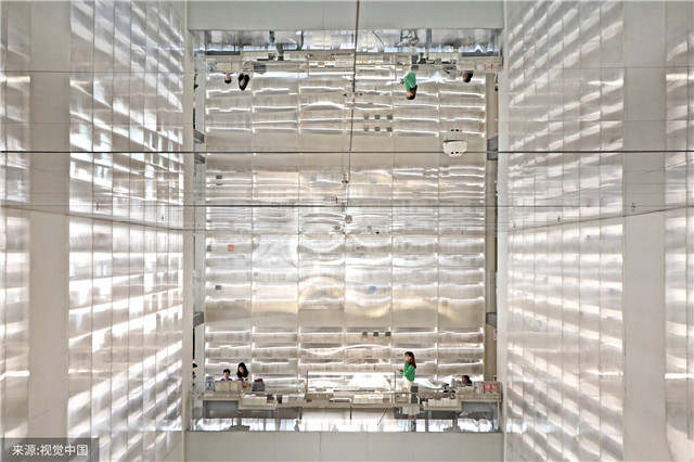 PDChina's tweet photo. Not a world from fantasy! A dreamlike bookstore with splendid walls of glass in Xi’an, NW China’s Shaanxi province, welcomes readers from far and near. https://t.co/HycSpyvfrZ