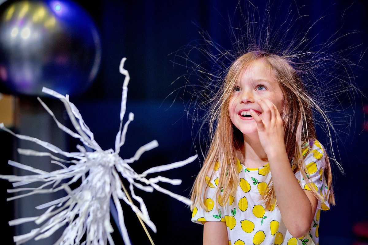 Hoe blijft een schip drijven en een vliegtuig vliegen? #NEMO laat je zien hoe bijzonder alledaagse dingen zijn en maakt #wetenschap en #technologie verrassend leuk. Op zaterdag 25 mei kun je dit zelf #gratis ervaren in het <a href="/NEMOamsterdam/">NEMO Science Museum</a> bit.ly/NEMOmuseum #MAKETECHYOURS
