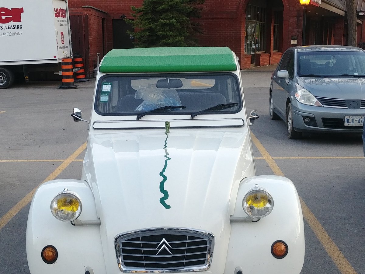 KeanuLeeN's tweet photo. Took out this boy for a nice long drive. #citroen #citroen2cv #classiccars #townofmilton #miltondowntown #actors #actorslife #Keanu #keanureeves https://t.co/iYUXZ1zato