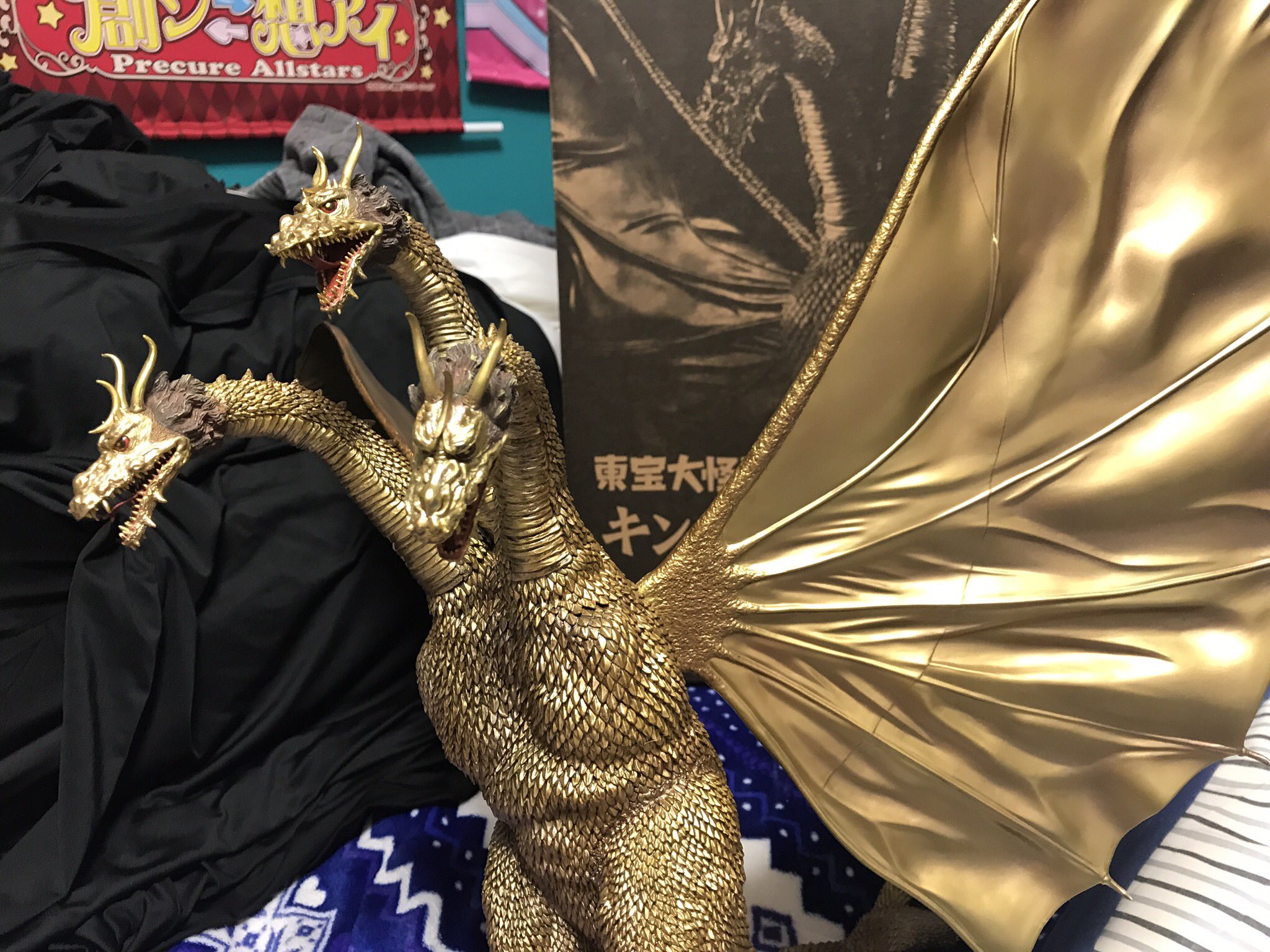 たくろー Twitter પર 東宝大怪獣シリーズ キングギドラ 1964を開封 デカさから来る物凄い迫力と美しさ 鱗も１枚ずつ丁寧に造形されてるし ギドラの顔もそれぞれ舌の巻き具合が違ったし素晴らしい あと Iphoneカメラの限界か 実物は写真１枚目よりもっと羽が広くて