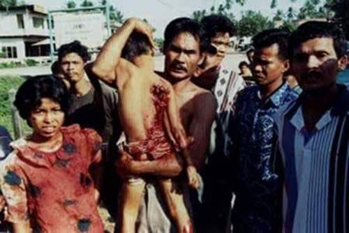 achehsultanate's tweet photo. ACEH MENCEKAM

16 tahun yang lalu, selepas tengah malam pd 18 Mei 2003 Megawati memberikan izin operasi militer melawan Gerakan Aceh Merdeka. 

Tepat pd tgl 19 Mei 2003 Pemerintah Indon resmi memberlakukan Aceh sebagai daerah Darurat Militer. 

Atjeh Will be Free...✊ https://t.co/DI4IU91zA7