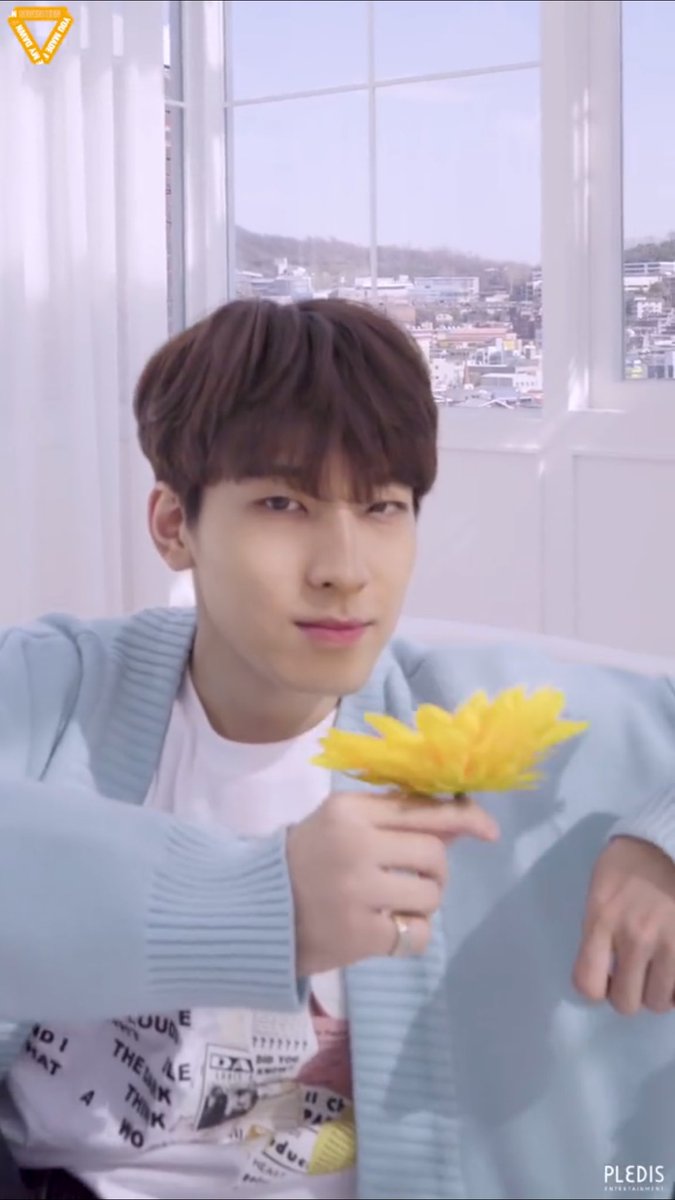 snwucafe's tweet photo. stole his cardigan and became his flower 🌷✨ https://t.co/fpnNkwacgd