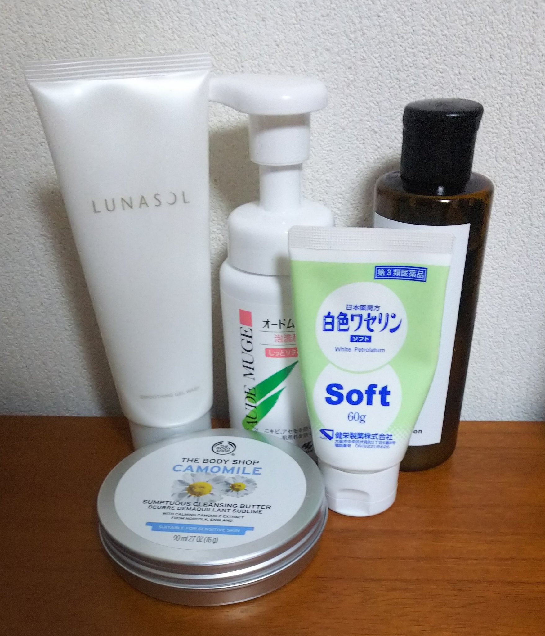 しる グリセリンフリー 12ヶ月目 クレンジング ボディショップのバター 朝の洗顔 ルナソルのジェル クレンジング後の洗顔 オードムーゲしっとり ベースの化粧水は肌水に戻して コスト抑えた分中に混ぜる原材料を増やしてる 〆に白色ワセリン 来月で一年